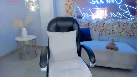 Snapshot of alessaromero chatting on October 18, 8:20 pm ALESSA ROMERO  online show from October 18, 8:20 pm