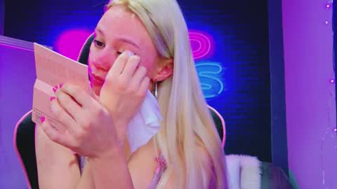 alessiacroft online show from February 17, 5:04 am