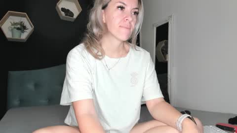 Snapshot of alesys69 chatting on December 1, 11:36 pm alesys69 online show from December 1, 11:36 pm