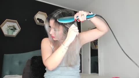 Snapshot of alesys69 chatting on January 9, 10:31 pm alesys69 online show from January 9, 10:31 pm