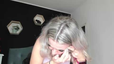 Snapshot of alesys69 chatting on February 17, 9:41 pm alesys69 online show from February 17, 9:41 pm