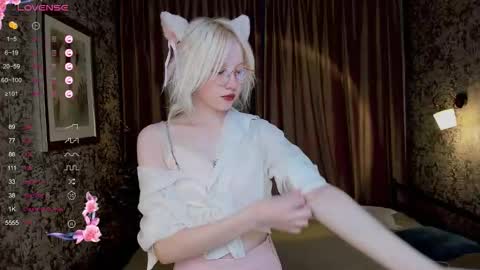 Snapshot of alettaeve chatting on October 8, 3:20 pm Lola online show from October 8, 3:20 pm