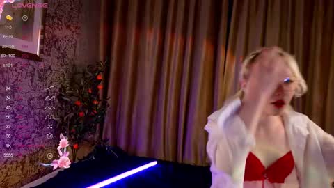 Snapshot of alettaeve chatting on November 23, 3:01 pm Lola online show from November 23, 3:01 pm