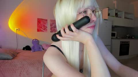 Snapshot of alettaevee chatting on June 7, 1:43 am alettaevee online show from June 7, 1:43 am