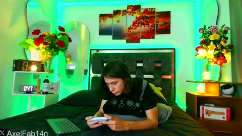 Snapshot of alex_and_fabian chatting on February 18, 7:09 pm sneider online show from February 18, 7:09 pm