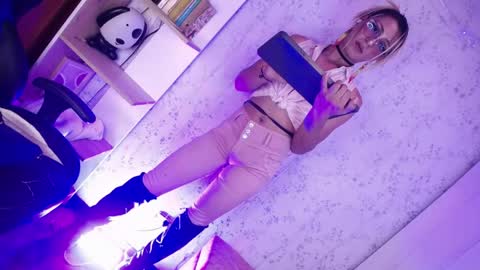 Snapshot of alexaavandercloude chatting on April 14, 8:04 pm alexaavandercloude online show from April 14, 8:04 pm