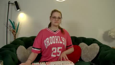 Snapshot of alexaavery chatting on May 16, 6:32 am AlexaAvery online show from May 16, 6:32 am