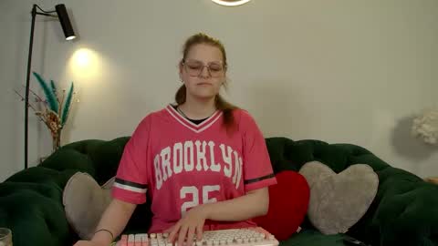 Snapshot of alexaavery chatting on May 16, 6:54 am AlexaAvery online show from May 16, 6:54 am