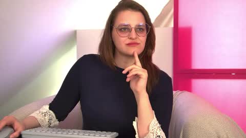 Snapshot of alexaavery chatting on May 20, 7:36 am AlexaAvery online show from May 20, 7:36 am