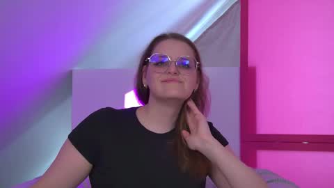 Snapshot of alexaavery chatting on June 3, 2:33 pm AlexaAvery online show from June 3, 2:33 pm