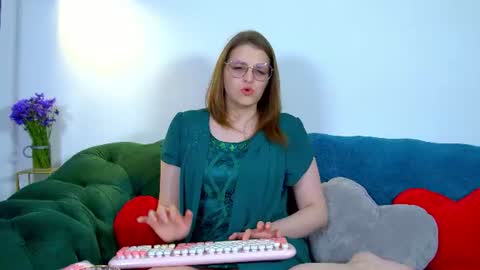 Snapshot of alexaavery chatting on June 8, 7:03 pm AlexaAvery online show from June 8, 7:03 pm