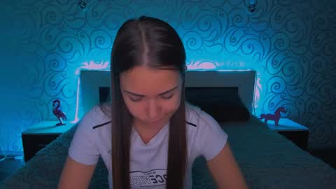 Snapshot of alexabarkley chatting on December 5, 3:26 am angel online show from December 5, 3:26 am