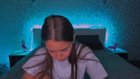 Snapshot of alexabarkley chatting on December 12, 6:47 am angel online show from December 12, 6:47 am