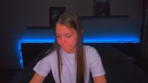 Snapshot of alexabarkley chatting on February 24, 12:41 am angel online show from February 24, 12:41 am