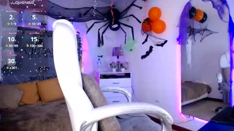 Snapshot of alexamoon__ chatting on October 26, 4:35 pm Alexa Moon online show from October 26, 4:35 pm