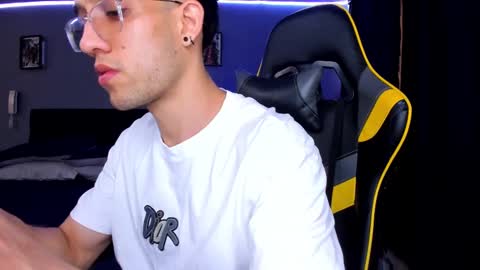 Snapshot of alexgiraldo__ chatting on September 24, 2:42 pm alexgiraldo__ online show from September 24, 2:42 pm