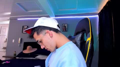 Snapshot of alexgiraldo__ chatting on October 1, 4:02 pm alexgiraldo__ online show from October 1, 4:02 pm