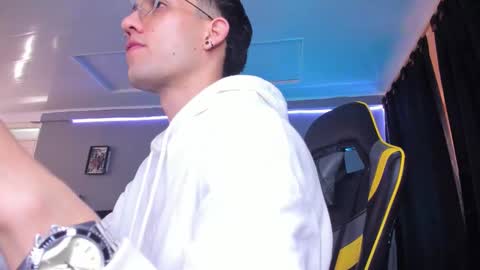 Snapshot of alexgiraldo__ chatting on October 2, 12:01 pm alexgiraldo__ online show from October 2, 12:01 pm