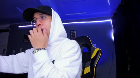 Snapshot of alexgiraldo__ chatting on October 30, 10:16 am alexgiraldo__ online show from October 30, 10:16 am