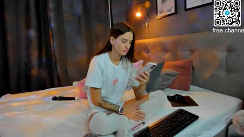 Alexis   Mon Tue Wed Thu Fri 7 GMT 0100am-0700am  online show from December 4, 12:09 am