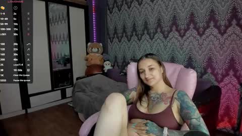 Snapshot of alexracc00n chatting on December 6, 6:04 am Alex online show from December 6, 6:04 am