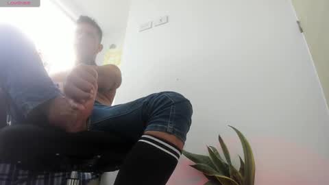 Snapshot of alexxx_feethis chatting on November 18, 7:40 pm Alex A online show from November 18, 7:40 pm