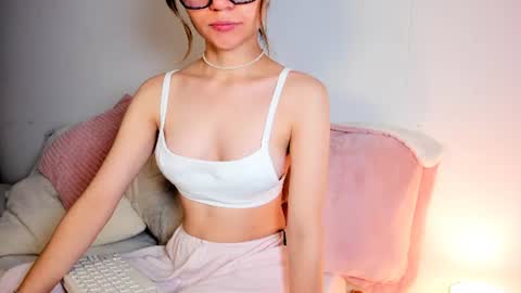 Snapshot of ali_elly chatting on June 11, 6:22 am Hailey online show from June 11, 6:22 am