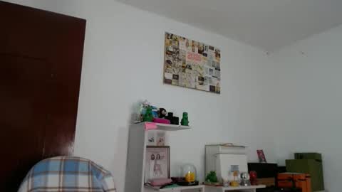 Snapshot of alia054 chatting on April 15, 12:45 pm Alia online show from April 15, 12:45 pm