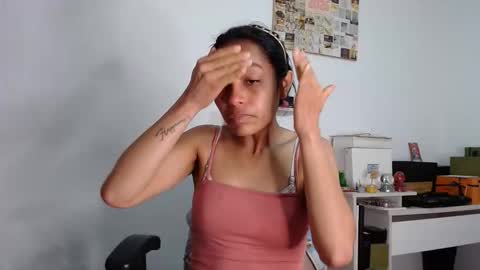 Snapshot of alia054 chatting on April 22, 1:01 pm Alia online show from April 22, 1:01 pm