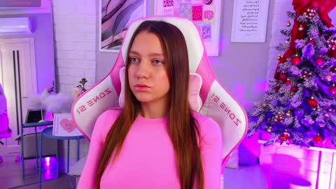 Snapshot of alice_charmy chatting on January 11, 5:10 am Alice in Wonderland online show from January 11, 5:10 am