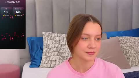 Snapshot of alice_charmy chatting on February 28, 12:09 pm Alice in Wonderland online show from February 28, 12:09 pm