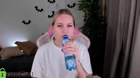 Snapshot of alice_elf chatting on October 31, 9:49 pm Alice online show from October 31, 9:49 pm