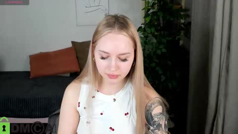 Snapshot of alice_elf chatting on November 16, 10:48 pm Alice online show from November 16, 10:48 pm