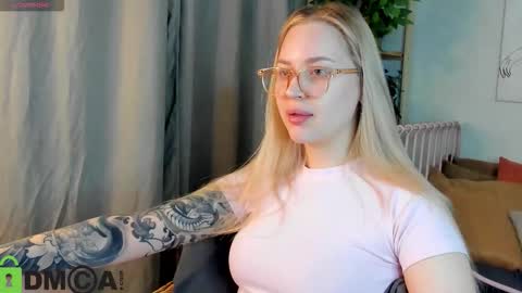 Snapshot of alice_elf chatting on December 1, 10:48 pm Alice online show from December 1, 10:48 pm