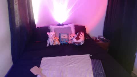 Snapshot of alice_m00nn chatting on December 17, 12:00 pm alice_m00nn online show from December 17, 12:00 pm