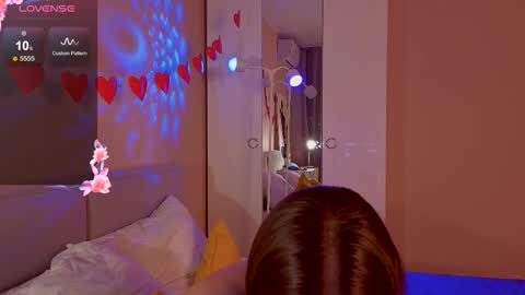 Snapshot of alice_miiiller chatting on February 25, 5:17 am Alice online show from February 25, 5:17 am