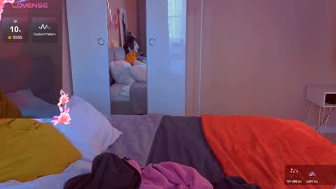 Snapshot of alice_miiiller chatting on March 5, 4:19 am Alice online show from March 5, 4:19 am