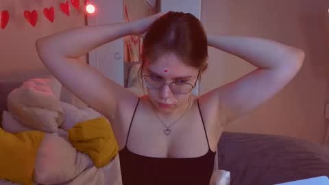 Snapshot of alice_miiiller chatting on March 22, 4:49 am Alice online show from March 22, 4:49 am