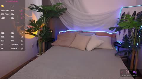 Snapshot of alice_walters chatting on December 4, 12:25 pm Alice online show from December 4, 12:25 pm