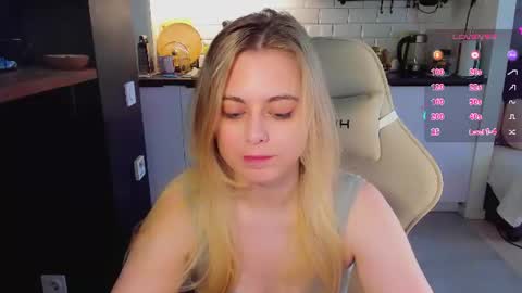 Snapshot of alice_wander chatting on June 23, 3:37 am Alice online show from June 23, 3:37 am