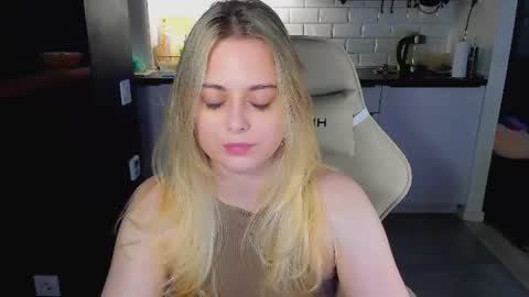 Snapshot of alice_wander chatting on June 25, 10:53 am Alice online show from June 25, 10:53 am