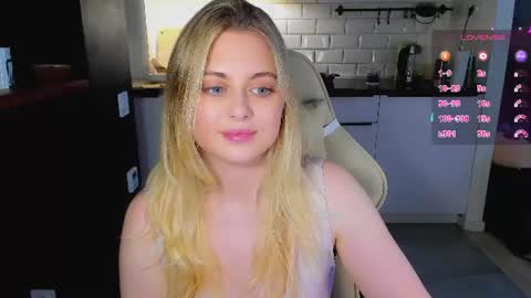 Snapshot of alice_wander chatting on June 26, 7:35 am Alice online show from June 26, 7:35 am