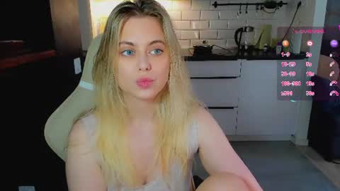 Snapshot of alice_wander chatting on July 27, 6:20 am Alice online show from July 27, 6:20 am