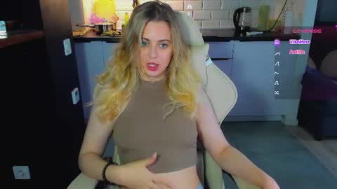 Snapshot of alice_wander chatting on August 5, 4:15 am Alice online show from August 5, 4:15 am