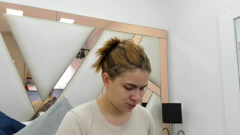 Snapshot of alicecruuz chatting on June 3, 12:08 pm AliceCruz online show from June 3, 12:08 pm