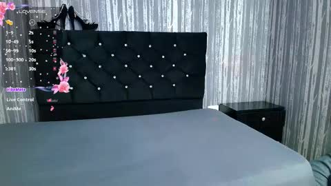 Snapshot of alicee_moonn chatting on October 22, 7:13 pm alicee_moonn online show from October 22, 7:13 pm