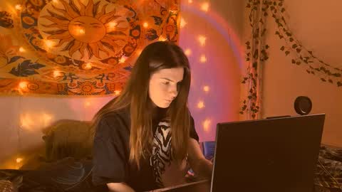 Snapshot of aliceinredsquare_ chatting on February 12, 5:13 am Alice online show from February 12, 5:13 am