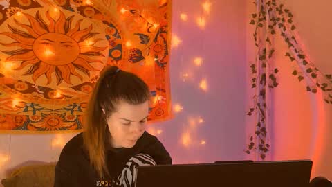 Snapshot of aliceinredsquare_ chatting on February 13, 5:36 am Alice online show from February 13, 5:36 am