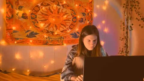 Snapshot of aliceinredsquare_ chatting on February 14, 5:15 am Alice online show from February 14, 5:15 am