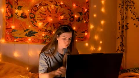 Snapshot of aliceinredsquare_ chatting on February 15, 5:04 am Alice online show from February 15, 5:04 am